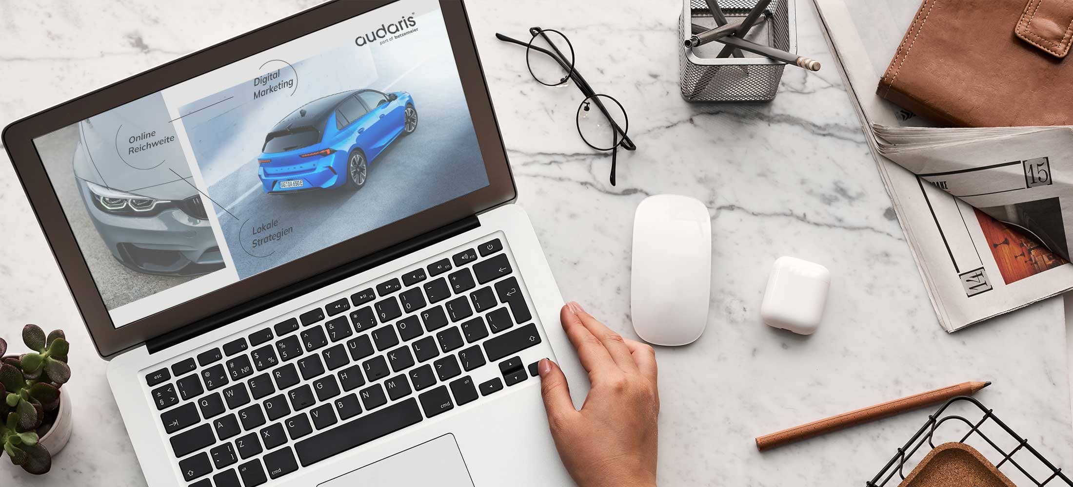 Bild zeigt ein Laptop von oben, an dem gearbeitet wird