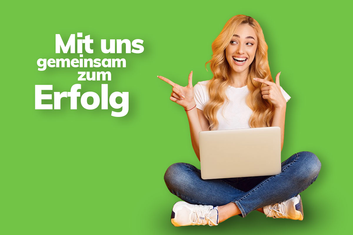 Frau sitzt vor einem Laptop und zeigt lächelnd mit den Finger nach Links