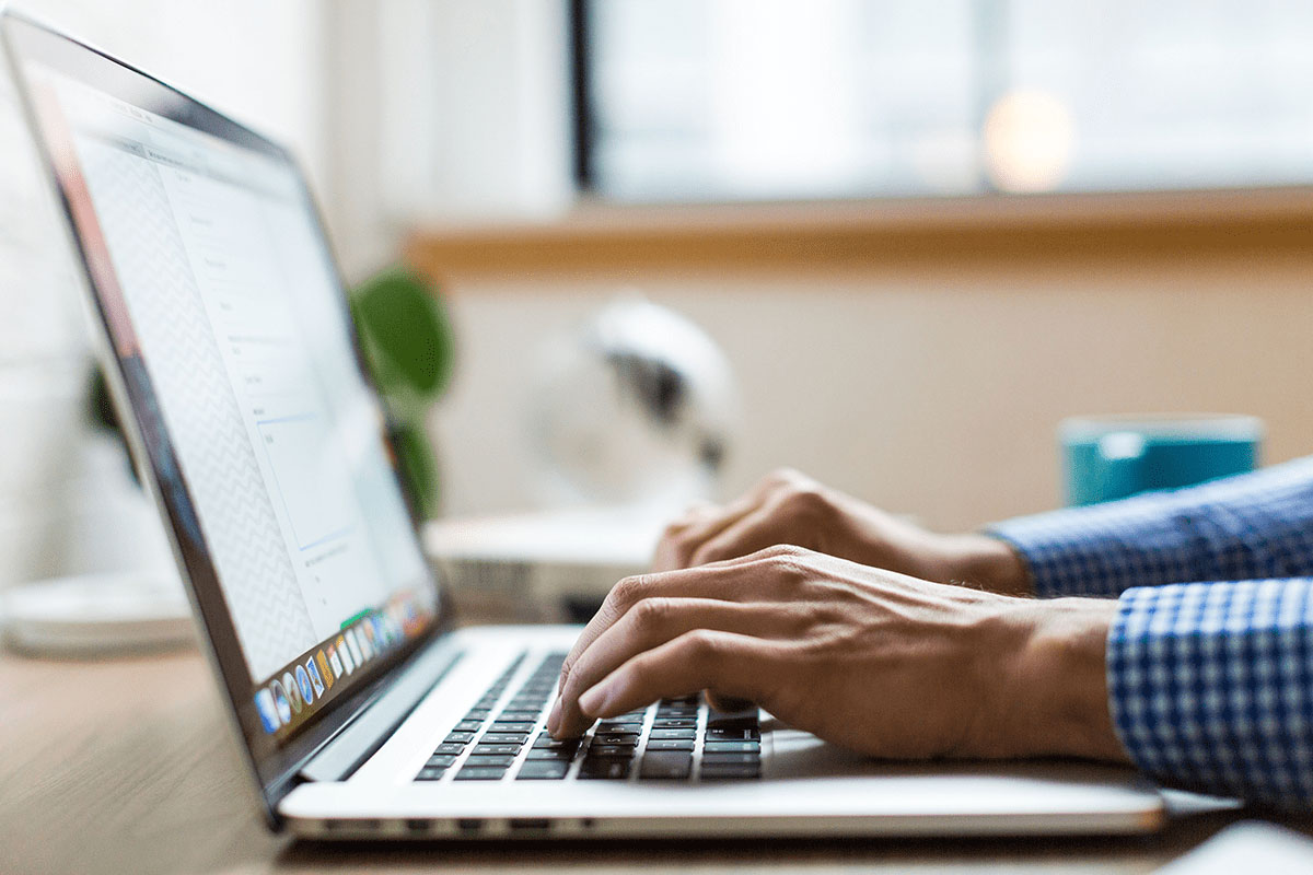 person arbeitet mit einem Laptop